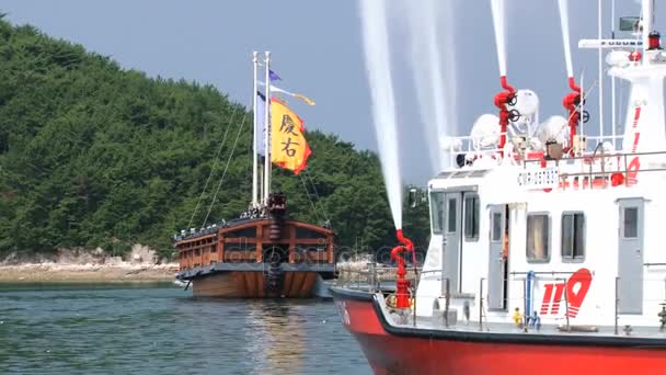 Vista para o barco de fogo no porto de Tongyeong durante o festival Hansan em Tongyeong, Coréia . — Vídeo de Stock