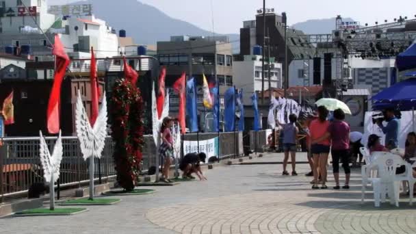 Lidé chodí na ulici v Tongyeong, Korea. — Stock video