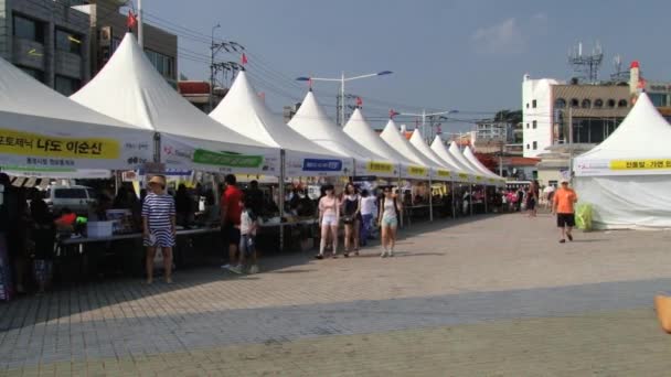 Menschen gehen auf der Straße in Tongyeong, Korea. — Stockvideo