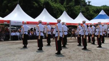 İnsanlar Tongyeong, Kore meydanda Hansando Festivali sırasında performansı beceri göstermek.