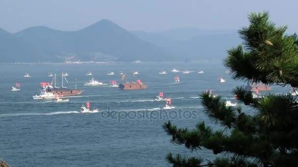 Tongyeong, Kore kaplumbağa gemilerin yelken yinelemelerle limana görüntülemek. — Stok video