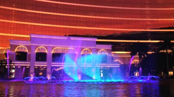 Met het oog op de dansende fonteinen voor het Wynn-hotel in Macao, China. — Stockvideo