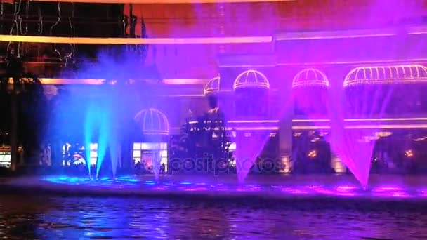 Zobacz do tańczącymi fontannami przed hotelem Wynn w Makau, Chiny. — Wideo stockowe