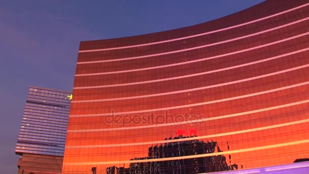 View to the facade of the Wynn hotel with dancing fountains in Macau, China. — Stock Video