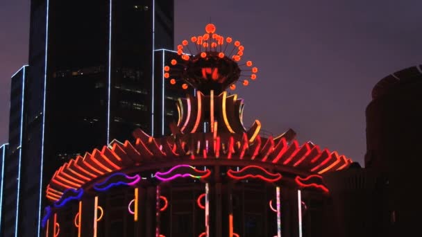 Zobacz do nowoczesnych budynków i kasyna Grand Lisboa w nocy w Makau, Chiny. — Wideo stockowe