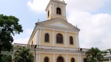 İnsanlar Makao, Çin Taipa kilise bina köyde önünde stand.