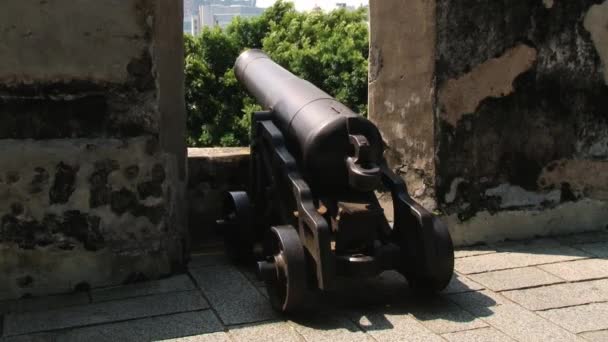 Vue sur le vieux canon dans la forteresse de Notre-Dame du Mont de Saint-Paul à Macao, Chine . — Video