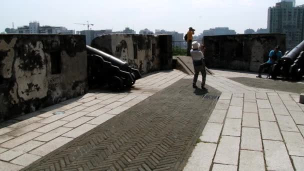 Toeristen maken foto's op het fort van onze Vrouwe van de Mount van St. Paul in Macau, China reizen. — Stockvideo