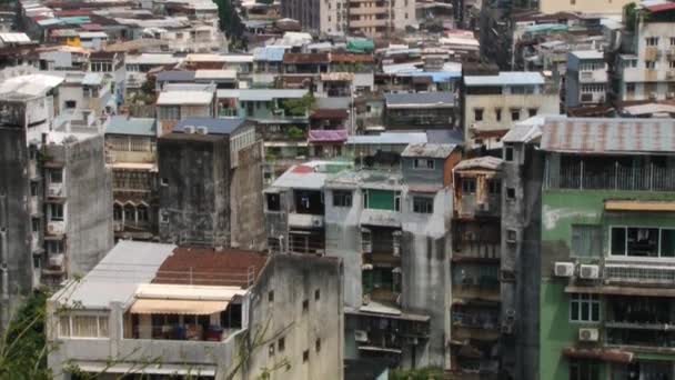 Blick auf die Wohngebäude von der Festung unserer Herrin vom Berg St. Paul in Macau, China. — Stockvideo