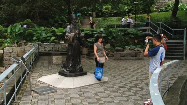 Люди делают фото путешествия со статуей Маттео Риччи в Макао, Китай . — стоковое видео