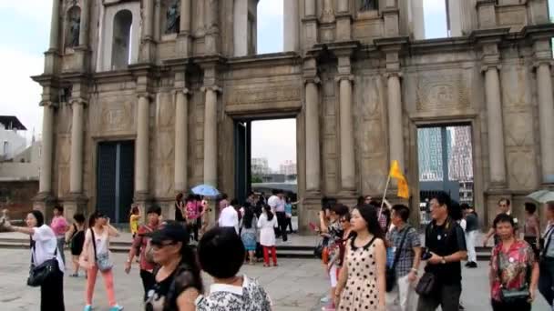 Les gens visitent les ruines de l'église portugaise St. Pauls à Macao, en Chine . — Video