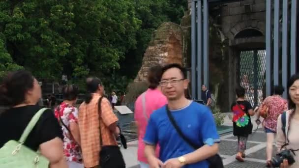 人们参观圣保罗葡萄牙在澳门，中国教堂废墟. — 图库视频影像