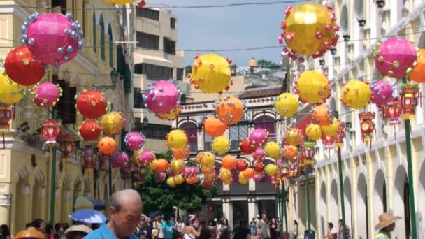 La gente camina por la plaza del Senado (Largo Senado) en Macao, China . — Vídeos de Stock