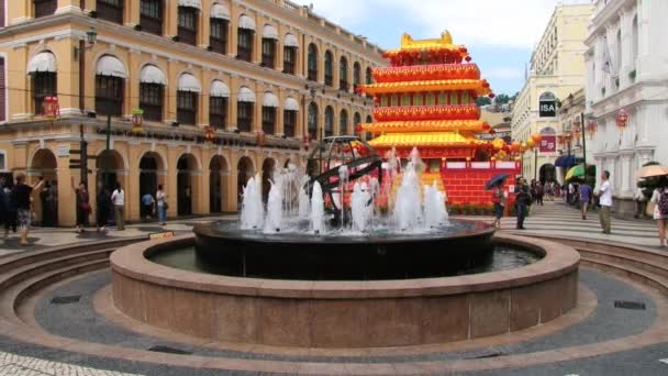 Met het oog op de fontein op het Senaatsplein in het historische deel van Macau, China. — Stockvideo