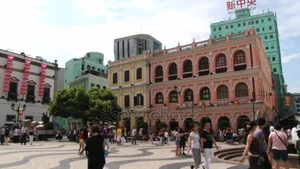 Persone a piedi dalla piazza del Senato nella parte storica di Macao, Cina . — Video Stock