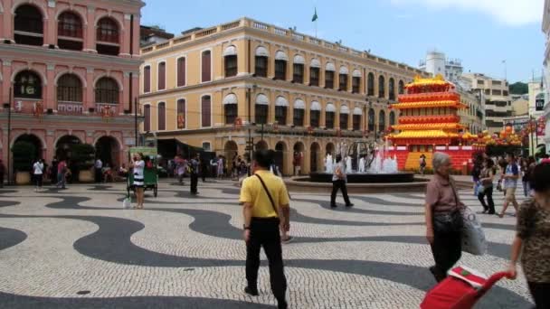 Persone a piedi dalla piazza del Senato nella parte storica di Macao, Cina . — Video Stock