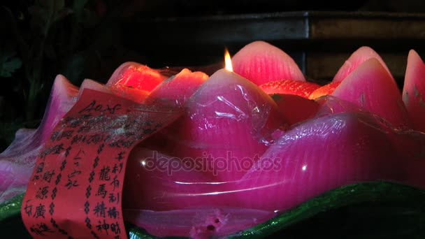 Svíčka hoří v A-Ma buddhistický chrám v Macau, Čína. — Stock video
