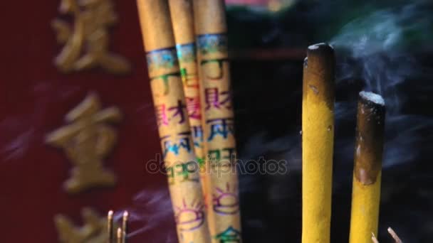 Incenso bruciato nel tempio buddista A-Ma a Macao, Cina . — Video Stock