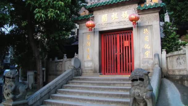 Buitenkant van de toegangspoort tot de A-Ma boeddhistische tempel in Macau, China. — Stockvideo