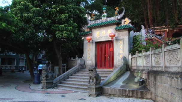Extérieur de la porte d'entrée du temple bouddhiste A-Ma à Macao, Chine . — Video