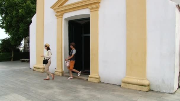 Les gens sortent de la chapelle Notre-Dame de Guia dans la forteresse de Guia à Macao, en Chine . — Video