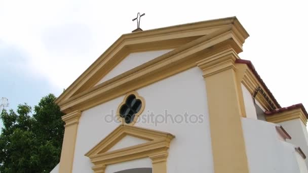 La gente entra a la capilla de Nuestra Señora de Guia en la fortaleza de Guia en Macao, China . — Vídeo de stock