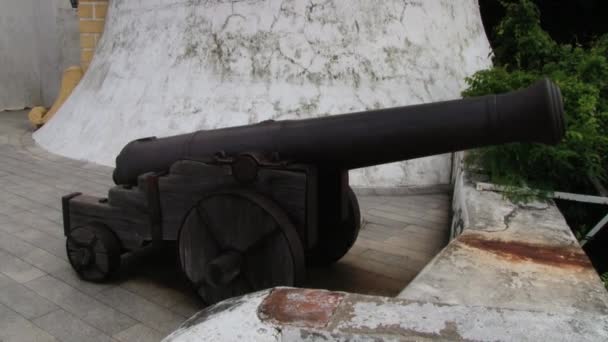 Vista al antiguo canon y faro en la fortaleza de Guia en Macao, China . — Vídeos de Stock