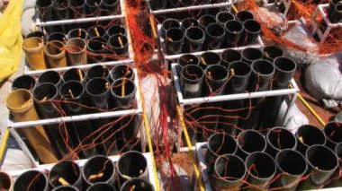 İnsanlar yüzen platform ekipman ünlü havai fişek gösterisi ve Makao, Çin Festivali için hazır olun.