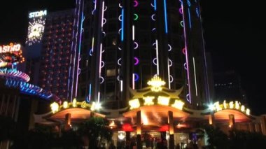 İnsanlar sokakta tarafından geceleri Makao, Çin içinde yürümek.