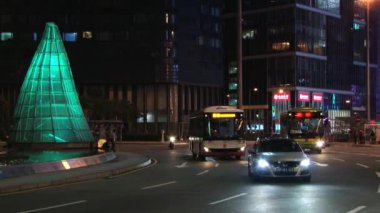 İnsanlar sokakta tarafından geceleri Makao, Çin içinde yürümek.