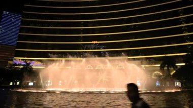 Makao, Çin Wynn otelin önünde dans eden çeşmeler Haritayı göster.