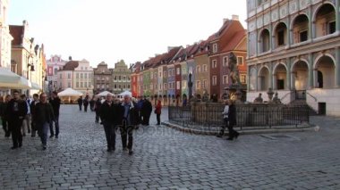 Poznan, Polonya eski Pazar Meydanı'ndaki insanlar yürümek.