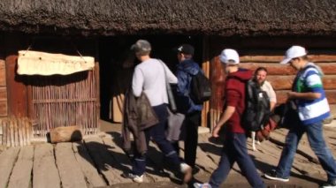 İnsanlar ziyaret yineleme Demir Çağı müstahkem yerleşim Beroun, Polonya. 