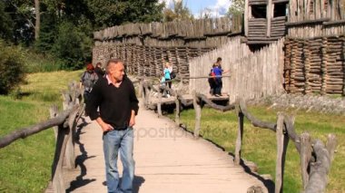 İnsanlar ziyaret yineleme Demir Çağı müstahkem yerleşim Beroun, Polonya. 