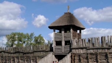 İnsanlar ziyaret yineleme Demir Çağı müstahkem yerleşim Beroun, Polonya. 