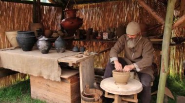 Adam geleneksel kil çömlek Beroun, Polonya üretir. 