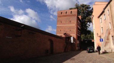 Torun, Polonya Ortaçağ Şehir sokak tarafından adam girer.