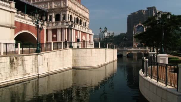 Vista sul resort-hotel veneziano con riflesso in acqua a Macao, Cina . — Video Stock