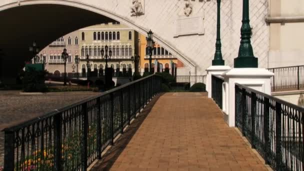 Außenansicht der Brücke im venezianischen Resort-Hotel in Macau, China. — Stockvideo