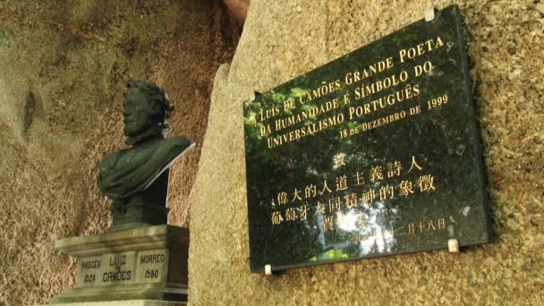 Buitenkant van het borstbeeld de beroemde Portugues dichter Luis de Camoes in Macau, China. — Stockvideo