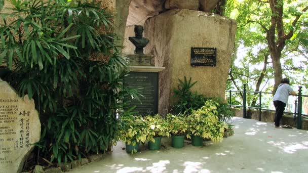 View of the bust to the famous Portugues poet Luis de Camoes in Macau, China. — Stock Video