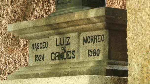 Exterior do busto ao famoso poeta português Luis de Camões em Macau, China . — Vídeo de Stock