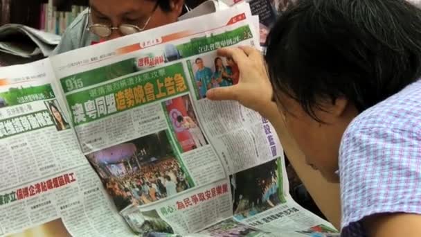 사람들이는 마카오, 중국에 있는 공공 도서관에 신문을 읽고. — 비디오