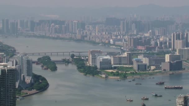 Blick auf die Brücke und moderne Gebäude vom Fernsehturm in Macau, China. — Stockvideo