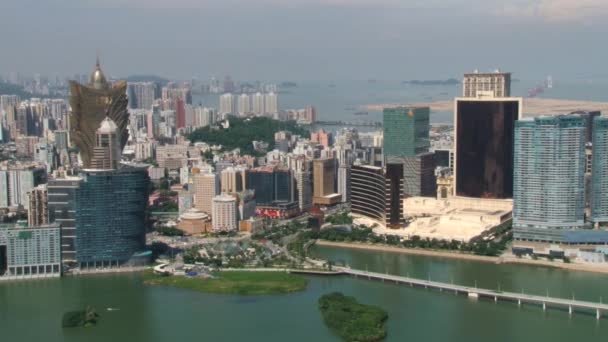 Blick auf das Wasser und moderne Gebäude vom Fernsehturm in Macau, China. — Stockvideo