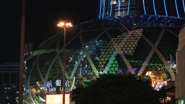 Détail extérieur du bâtiment du casino Grand Lisboa la nuit à Macao, en Chine . — Video