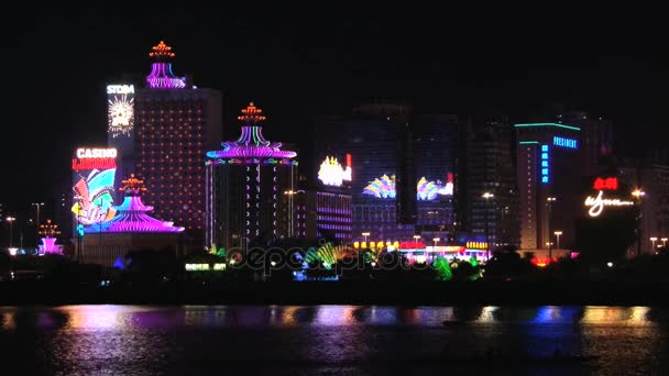 Vista sugli edifici moderni di notte a Macao, Cina . — Video Stock