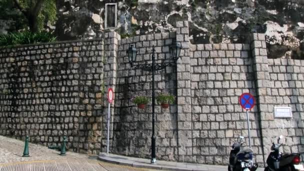 聖母、マウントの聖パウロのマカオ、中国の要塞の石外壁に表示します。. — ストック動画