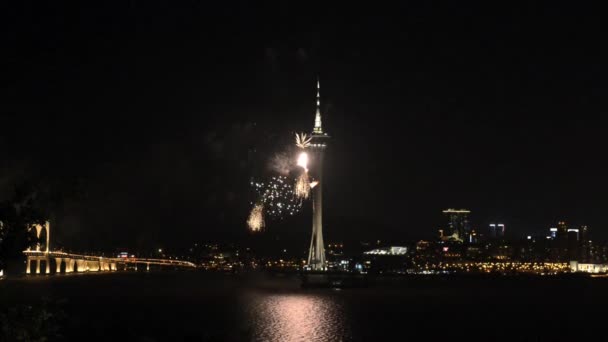 마카오, 중국에서 마카오 시 백그라운드에서 불꽃 쇼를 보기. — 비디오
