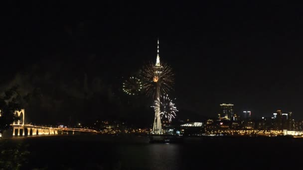 Veja o show de fogos de artifício com a cidade de Macau em segundo plano em Macau, China . — Vídeo de Stock